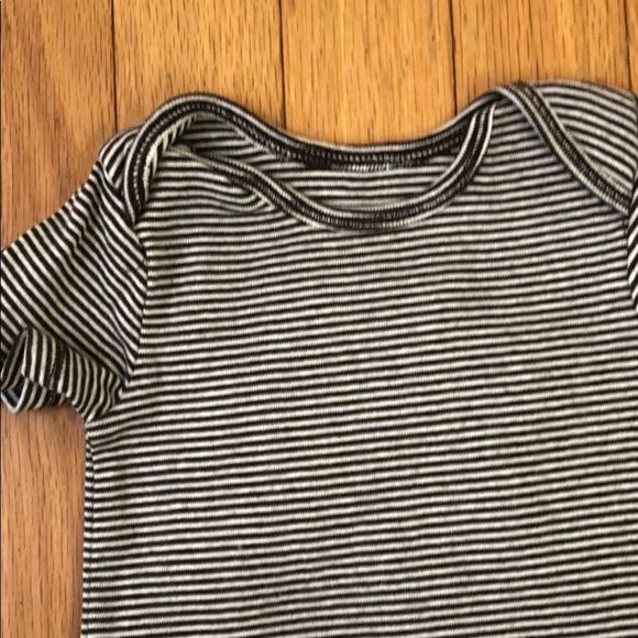 🏖 4-piece tee onesie bundle 💜 - Picture 3 of 5